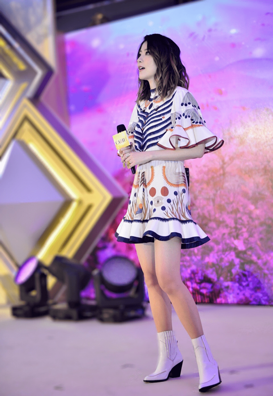 身材|陈慧琳48岁了，气质反而更高级，印花上衣配银色半身裙，高贵优雅