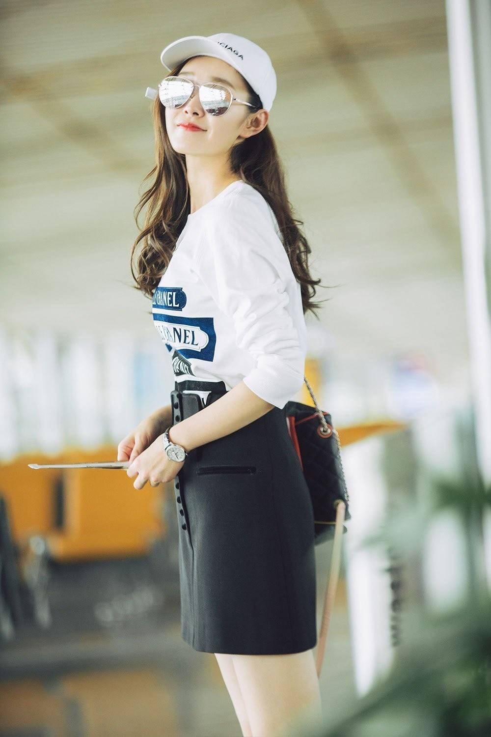 曾经,宋轶就在走机场的时候选择一款黑色a字小短裙,简简单单就穿出了