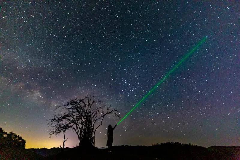 满空|关山夜，星月满空琼草青！