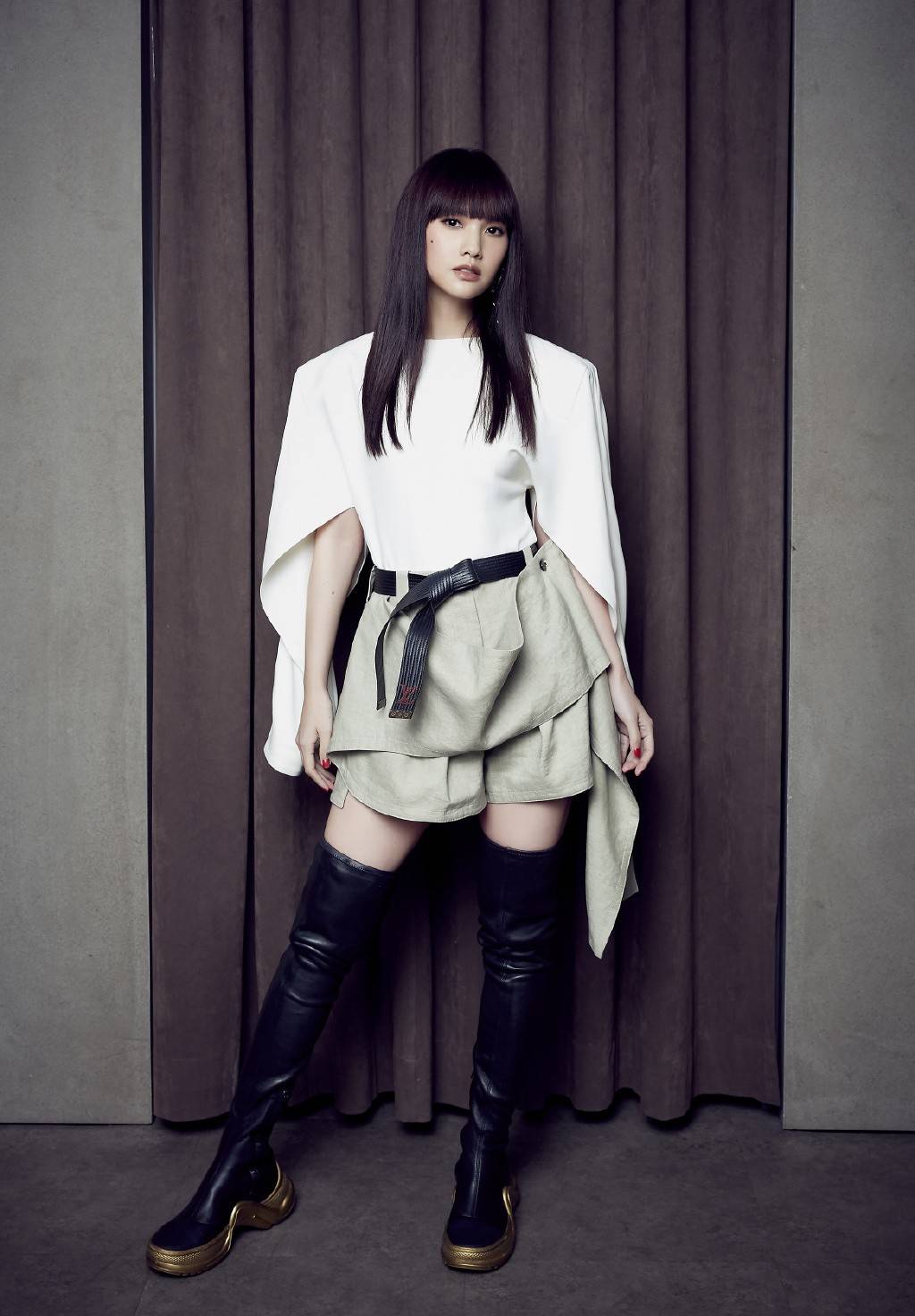 写真照|杨丞琳粉色衬衫裙配“二筒”耳环，甜美又霸气，锁骨更是吸睛