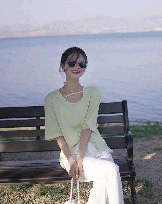 服装|日常穿搭可以很简约，但要清爽干净，穿上基础款也会很好看