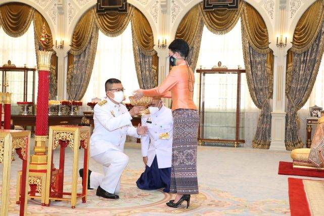 身材|泰国嫡长公主预热颂妃生辰!衬衫搭半裙似明媚少女,剪寸头太飒了