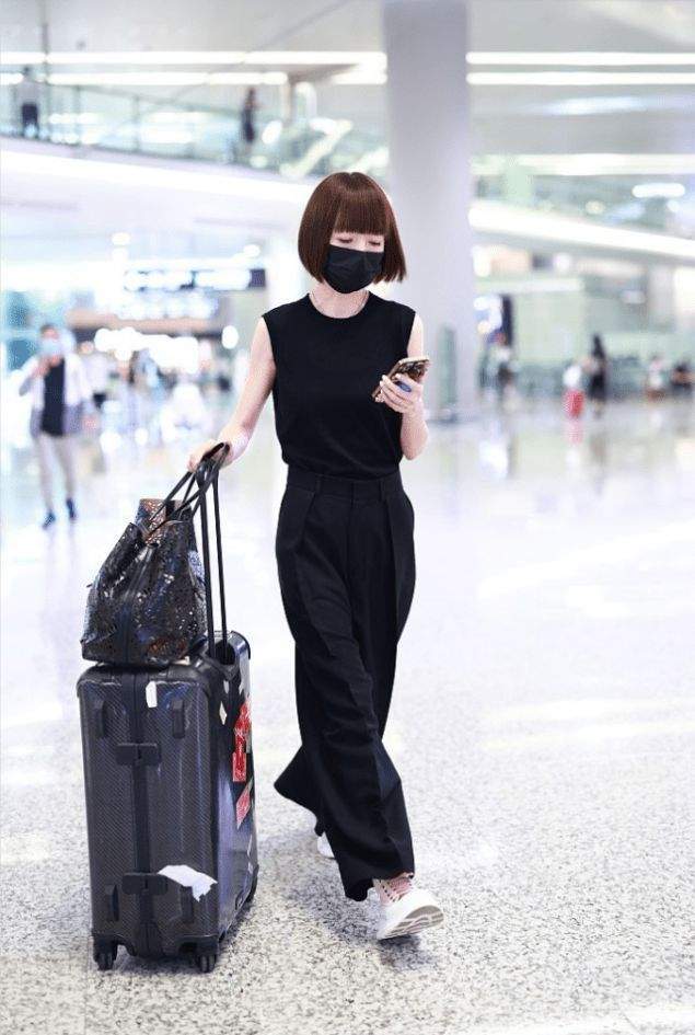 一身|鲁豫真是瘦过头了!一身黑色搭配秀“纸片”身材,看得人好心疼