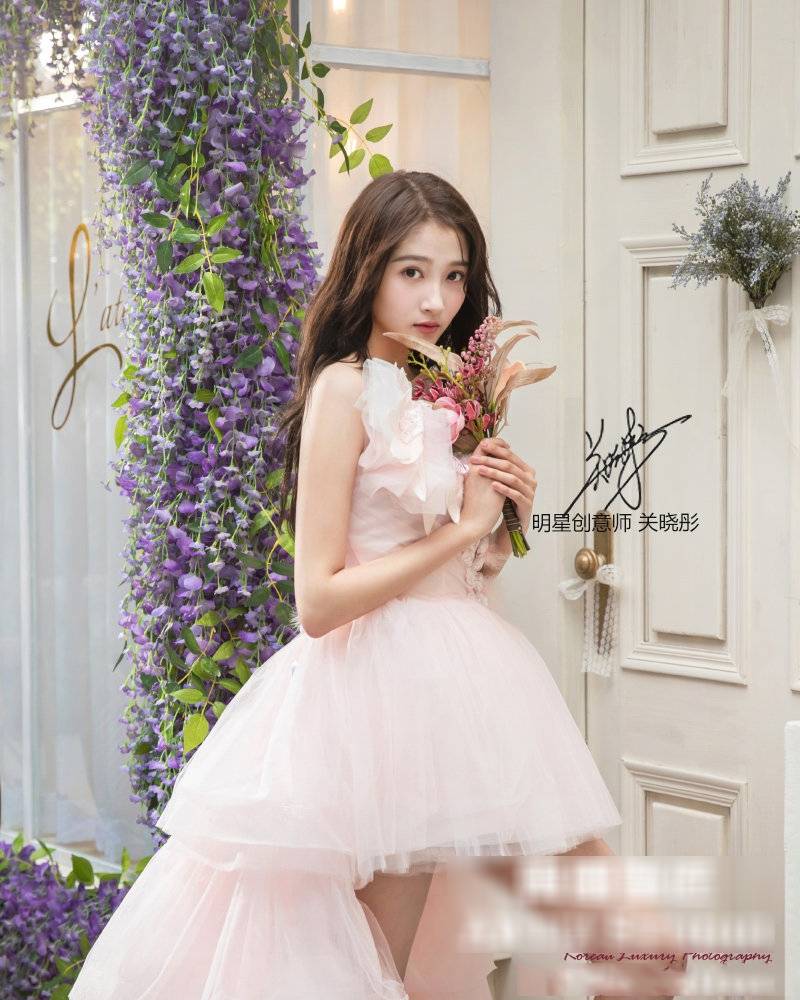 唯美|关晓彤婚纱写真曝光,换不同纱裙唯美又仙气,鹿晗捡到宝了