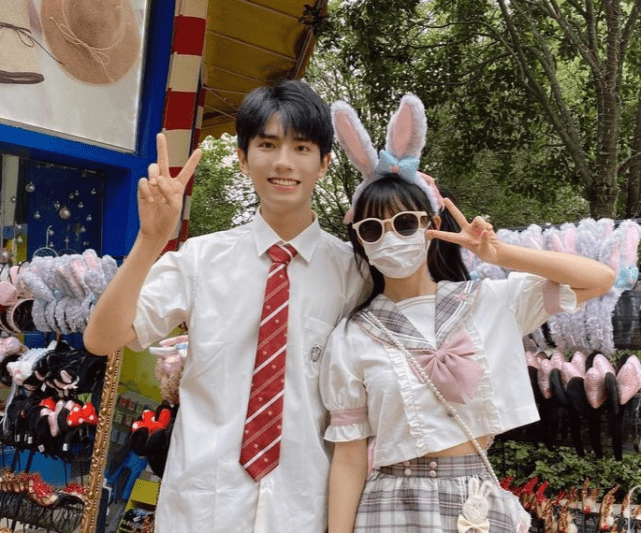 原创果然学长穿林晚晚jk制服裙腰细腿长比女生好看却被网友质疑穿假货