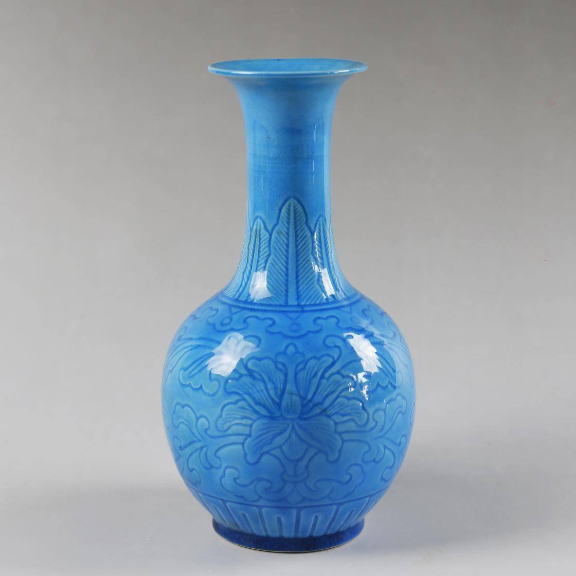 瓷器佳赏| 孔雀蓝釉刻花赏瓶，让人看了有种在海边的感觉_搜狐网
