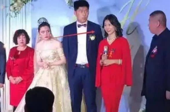 新娘|“低调婆婆”展现教科书式穿搭，儿子婚礼穿暗色旗袍，儿媳很感动