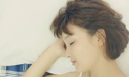 神秘感|为什么欧美女性出门不穿“胸衣”？不怕胸外扩吗？很多人想歪了