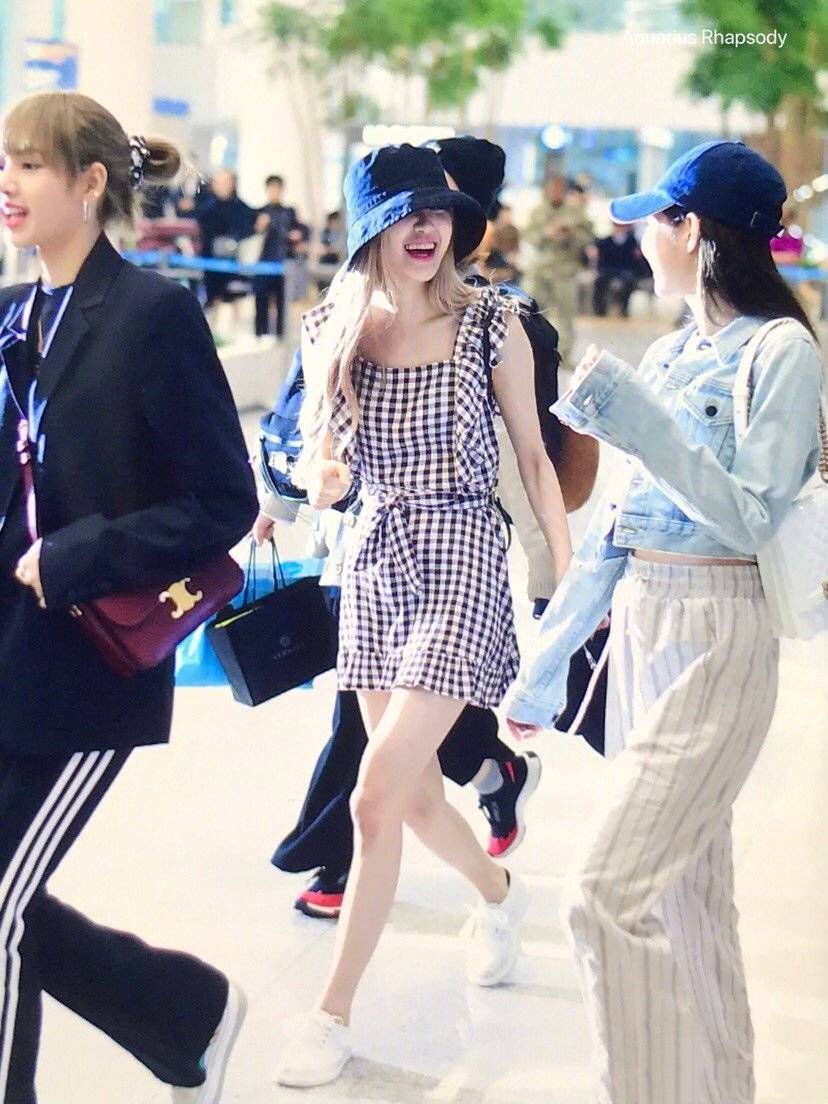 审美|blackpink最新机场秀,智妮秀蛮腰Lisa扎丸子头,彩英格纹裙抢镜