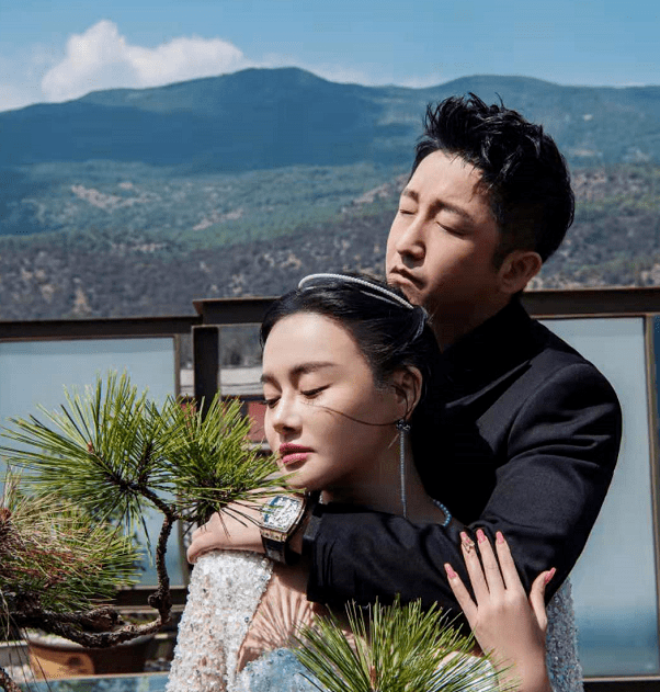 内衣|邹市明夫妇现身！冉莹颖穿搭清凉露出内衣肩带，身材比卡戴珊还辣