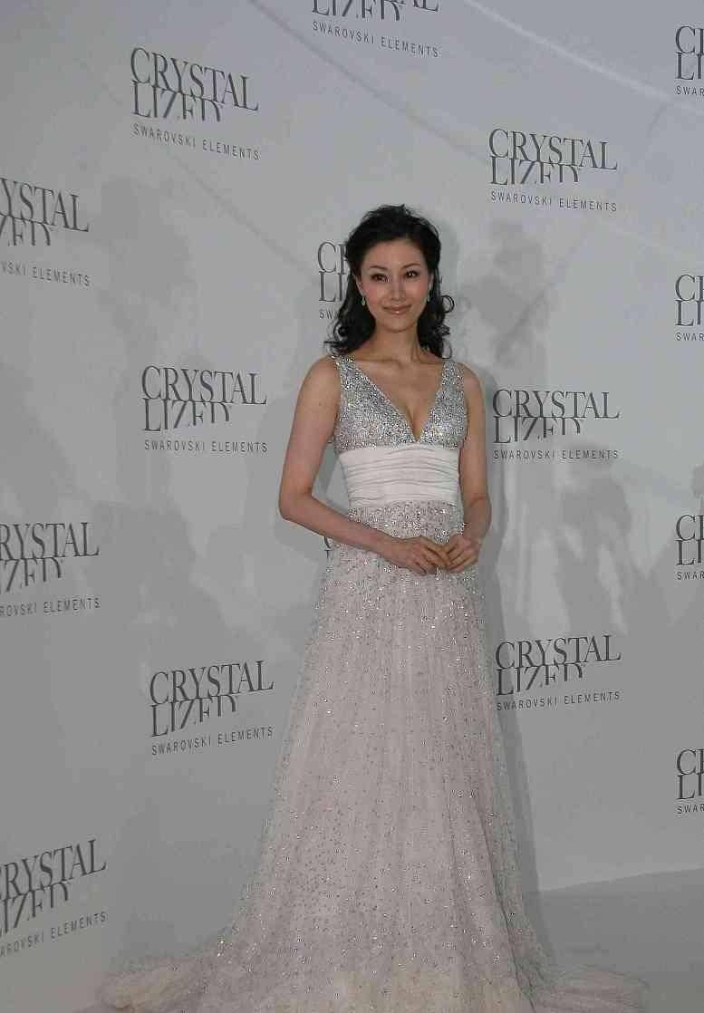 整体|李嘉欣虽然瘦却很健康,依旧有年轻时的样子,一袭长裙真挺美