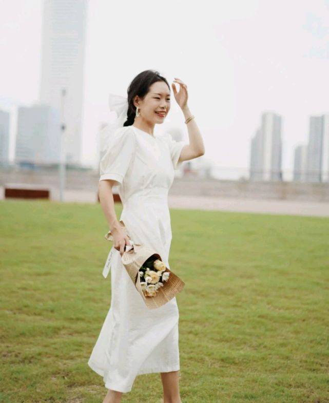 短裙|上班族该怎么穿衣搭配？简约干练的穿搭，既有气场又有魅力