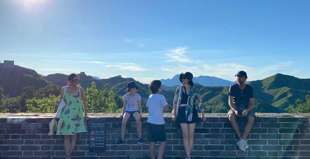 运动感|超模吕燕全家游长城，法国老公和混血儿子超帅，40岁身材依旧抢眼