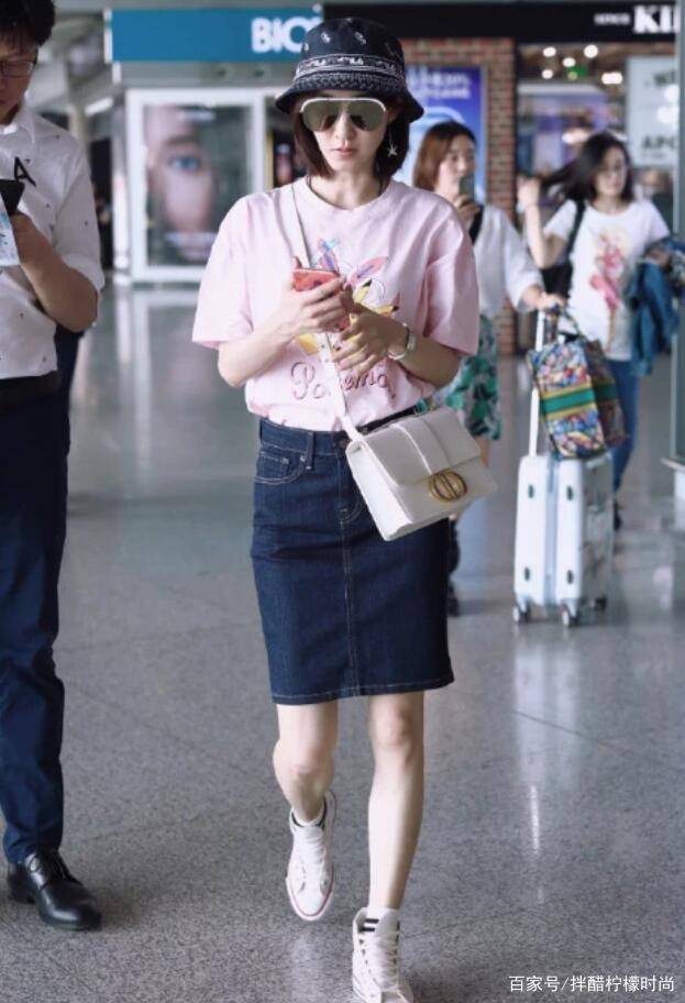 形象|“素颜女神”王丽坤太少女，粉色T恤配牛仔短裙，时髦又减龄