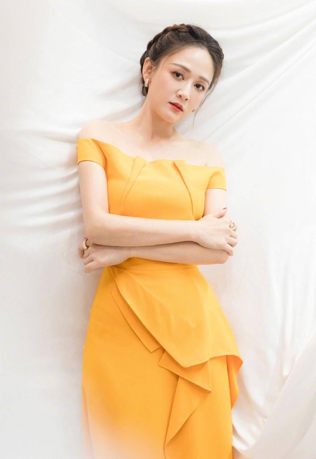 短裙|陈乔恩晒合照秀恩爱，打扮精致一点不像42岁，看着比小男友都嫩