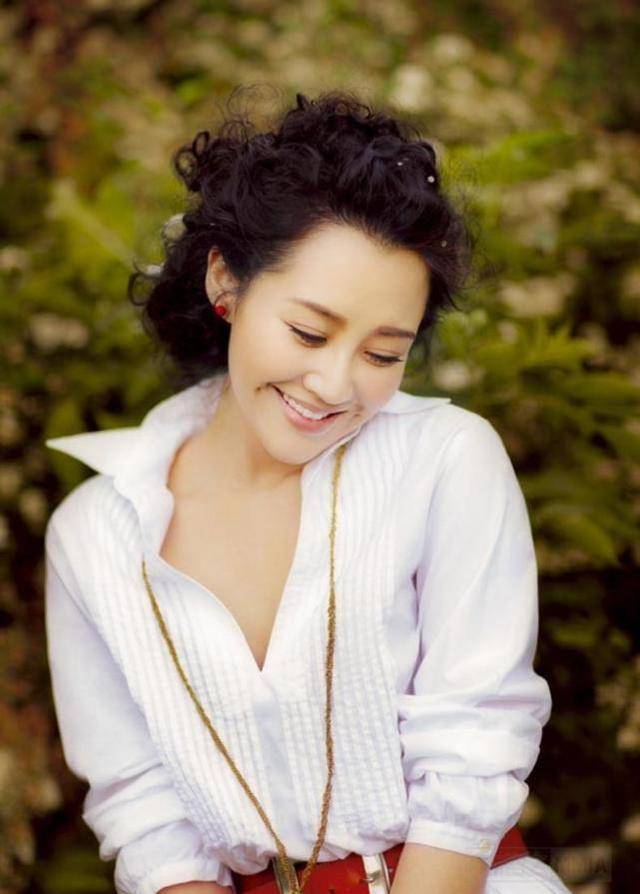 面料|这才是50岁女人该有的打扮，拒绝“扮嫩”，简单高级的气质更美