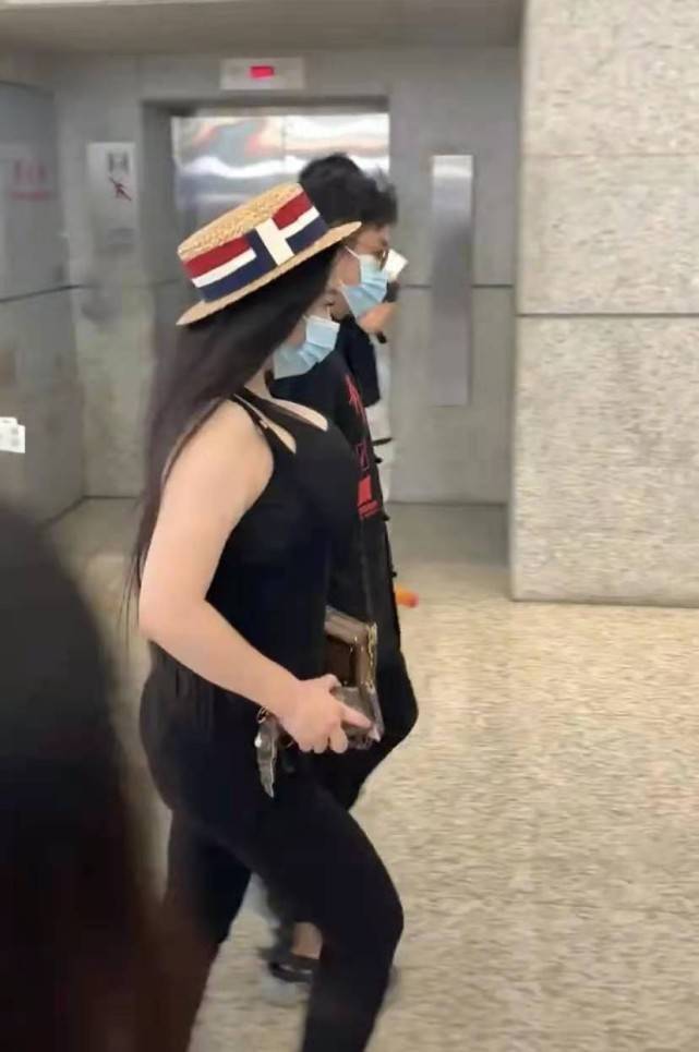 内衣|邹市明夫妇现身！冉莹颖穿搭清凉露出内衣肩带，身材比卡戴珊还辣