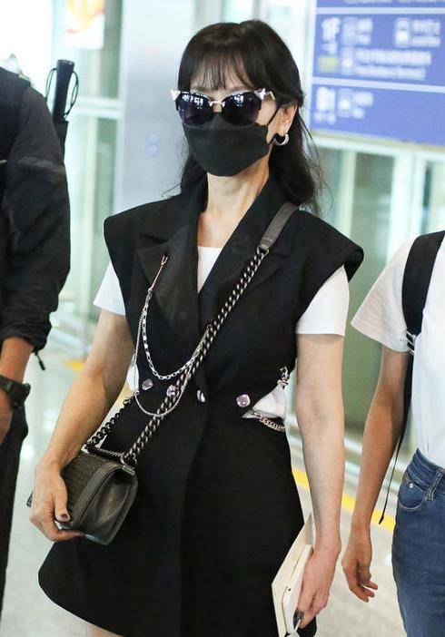 黑色|赵雅芝真的将近70岁?穿黑色背心马甲搭黑色短靴,太酷了!