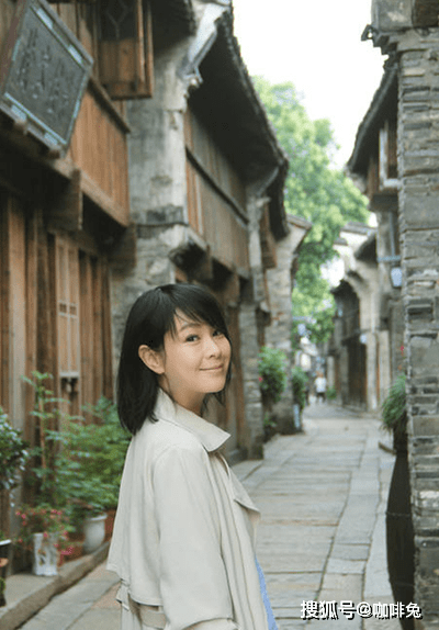 中性|40+的女人怎么穿?结婚狂刘若英告诉你，简单舒适就会大方得体