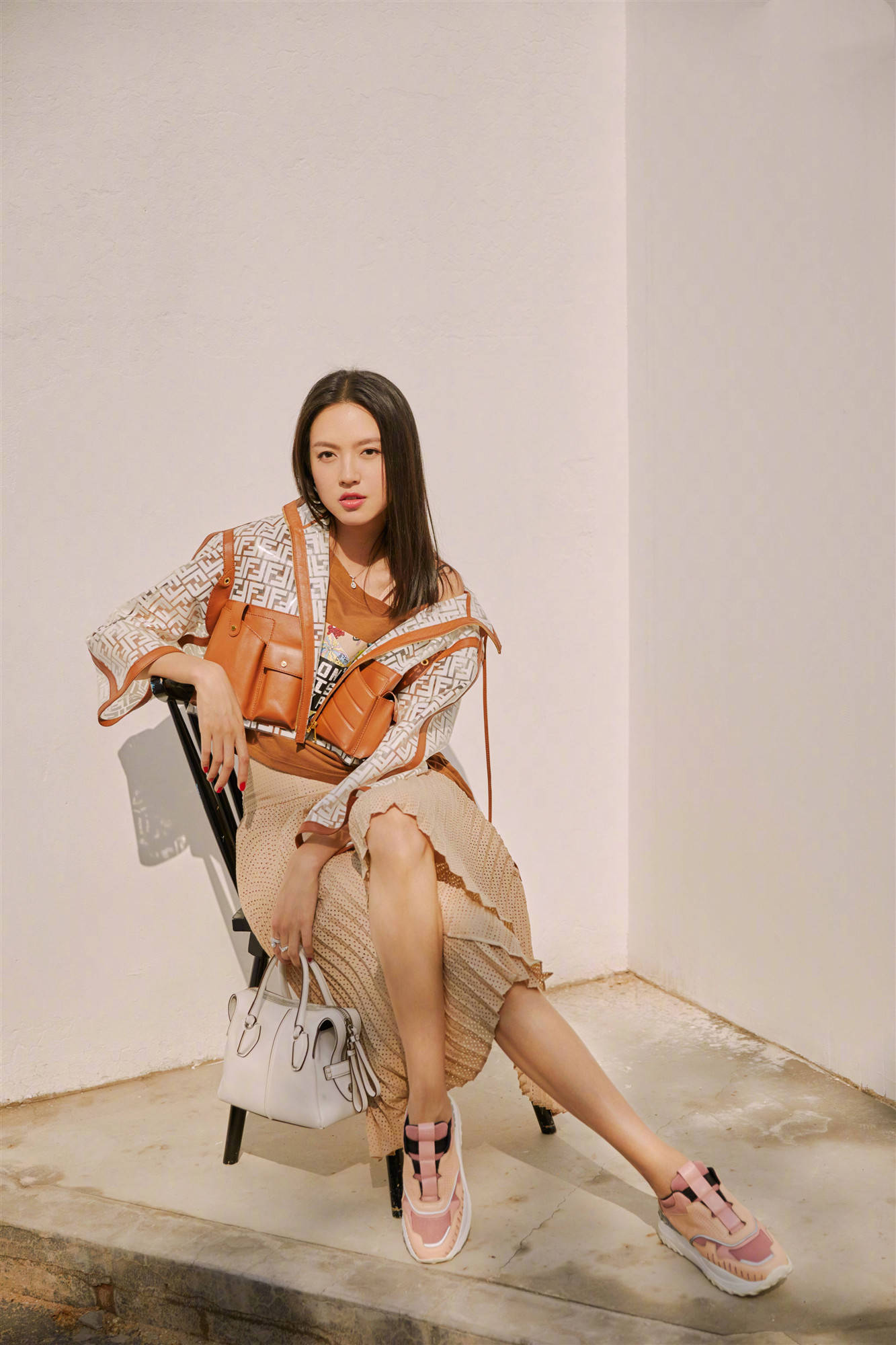 设计|“世界小姐”张梓琳穿斜肩不规则裙美的大气，网友：焦点依旧在腿