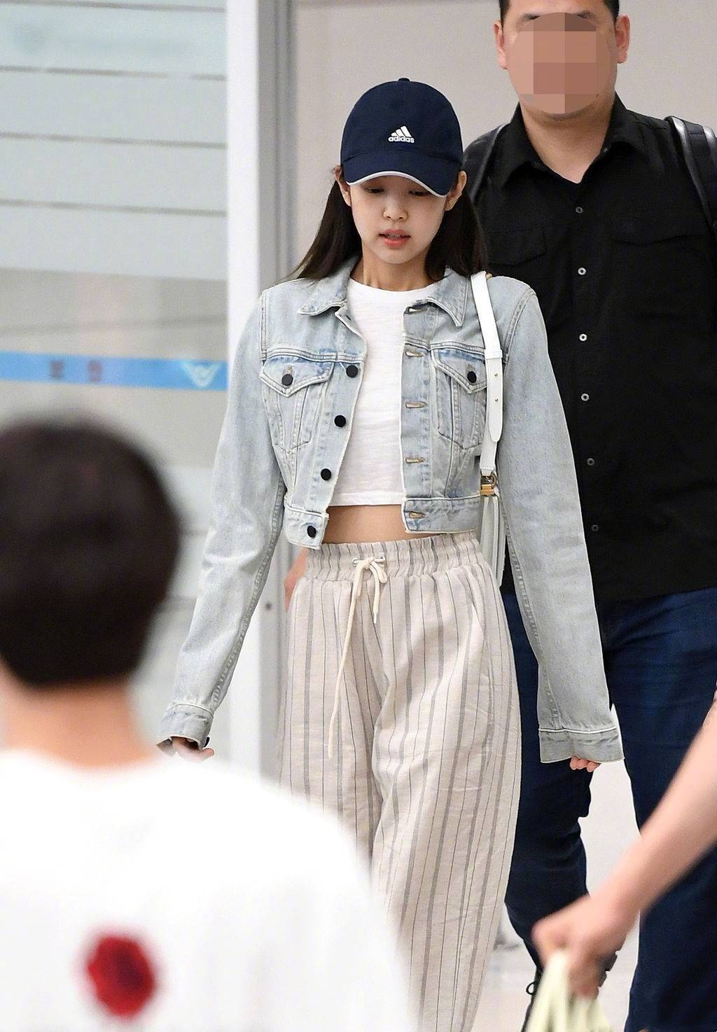 审美|blackpink最新机场秀，智妮秀蛮腰Lisa扎丸子头，彩英格纹裙抢镜