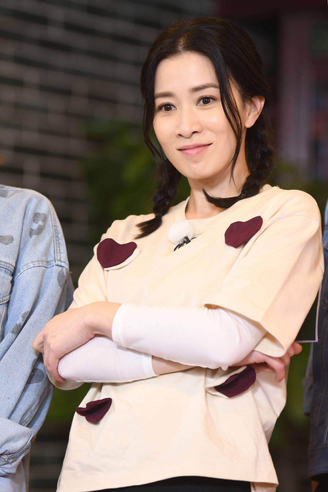 佘诗曼|佘诗曼哪有44岁？一袭碎花裙气质清新，扎双麻花辫美到忘记年龄