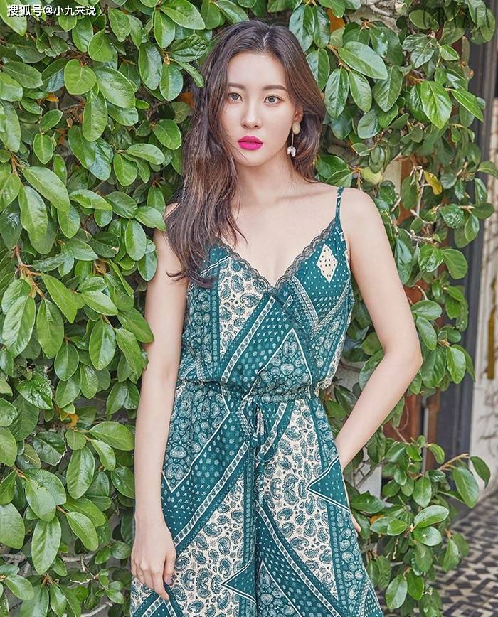 宣美|“南韩第一美腿”宣美，碎花裙惊艳登《红秀Grazia》，增肌后更美