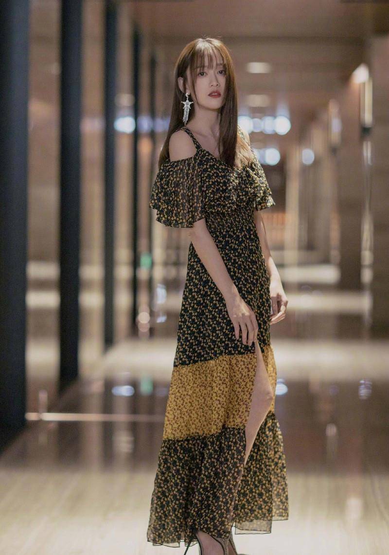 短裙|陈乔恩晒合照秀恩爱，打扮精致一点不像42岁，看着比小男友都嫩