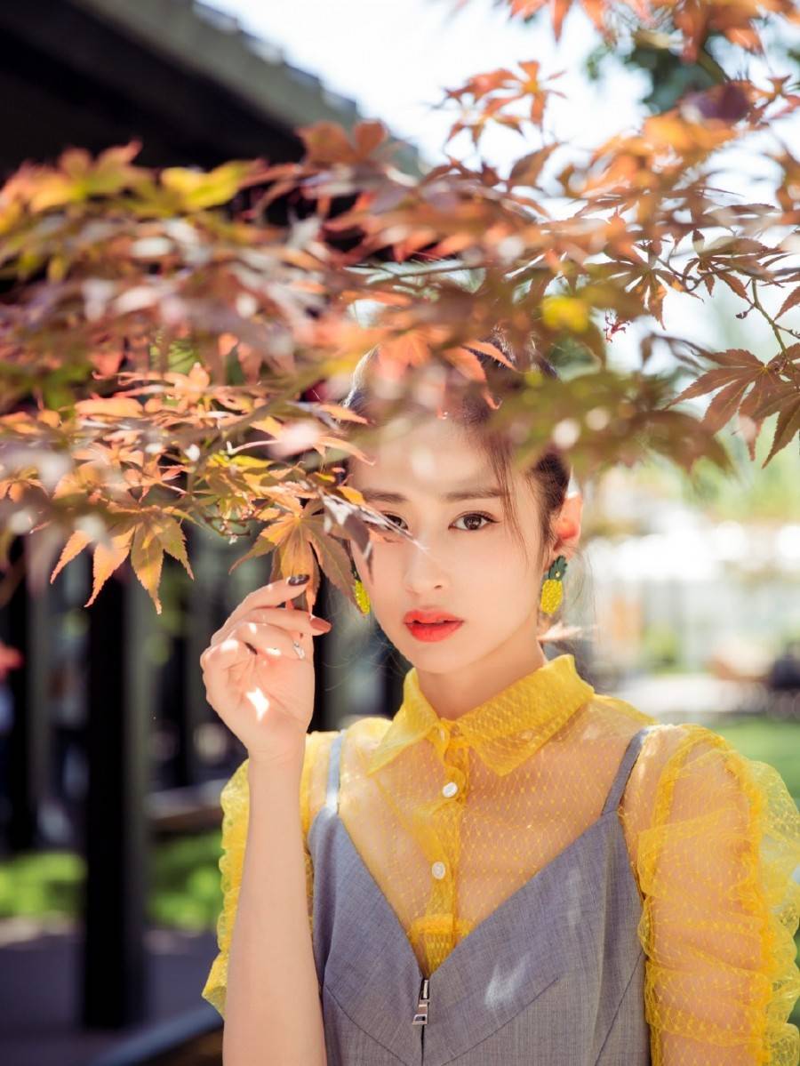 网友|80斤颖儿撞上76斤鞠婧祎，穿同一条黄裙子，网友：差距不止4斤