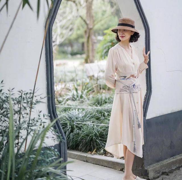 面料|这才是50岁女人该有的打扮，拒绝“扮嫩”，简单高级的气质更美