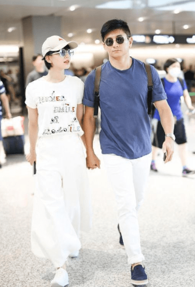 老公|刘诗诗剪“男生头”好帅！和老公同穿基础款，十指紧扣看着真登对