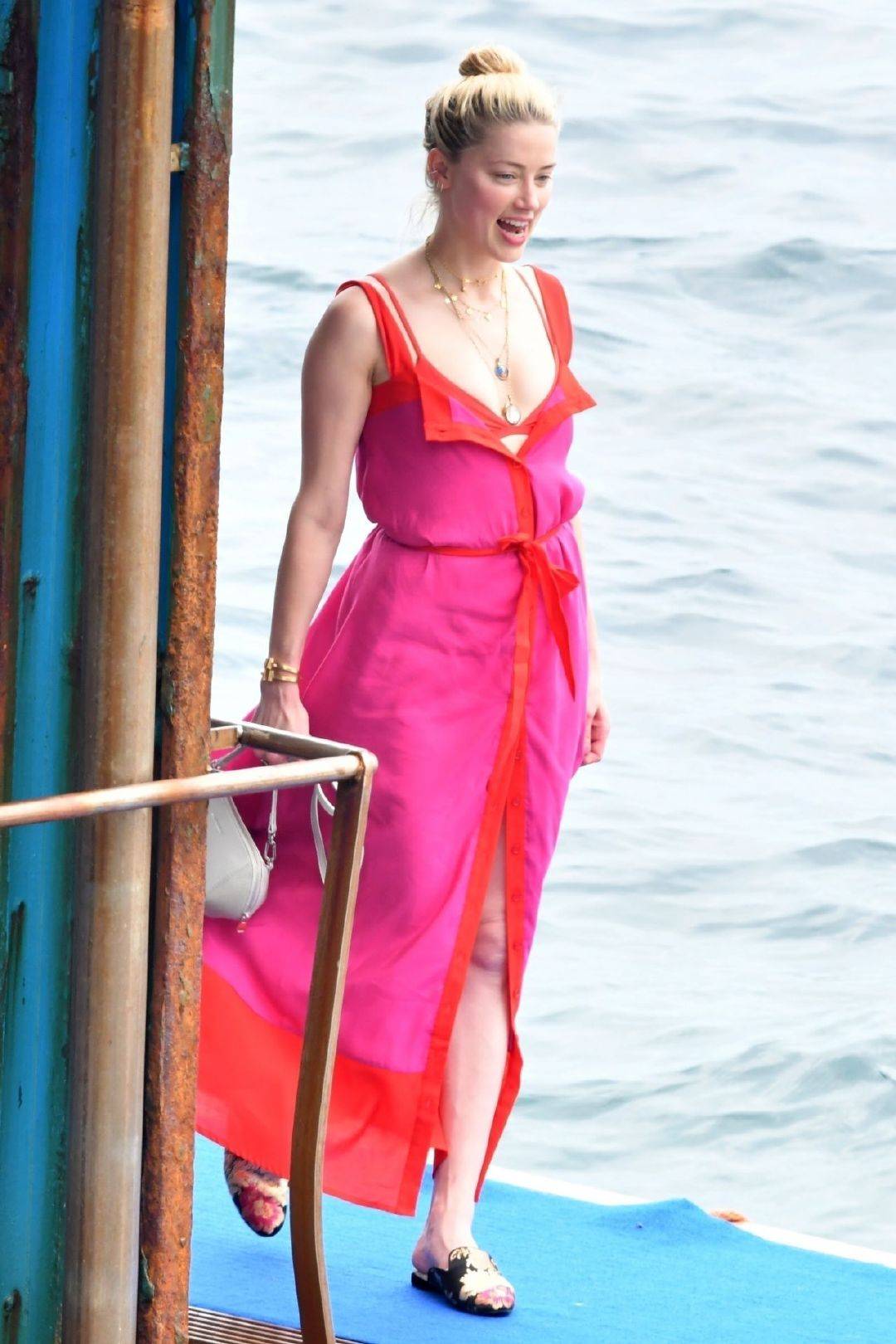 感觉|艾梅柏·希尔德穿粉红色裙子太抢眼，浪漫风格真惊艳