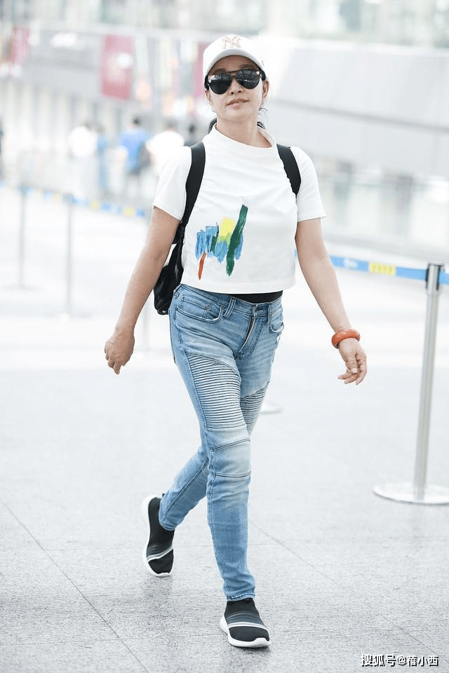 条纹|刘晓庆再次“扮嫩”成功，穿T恤配牛仔裤走路机场，简直嫩回38岁