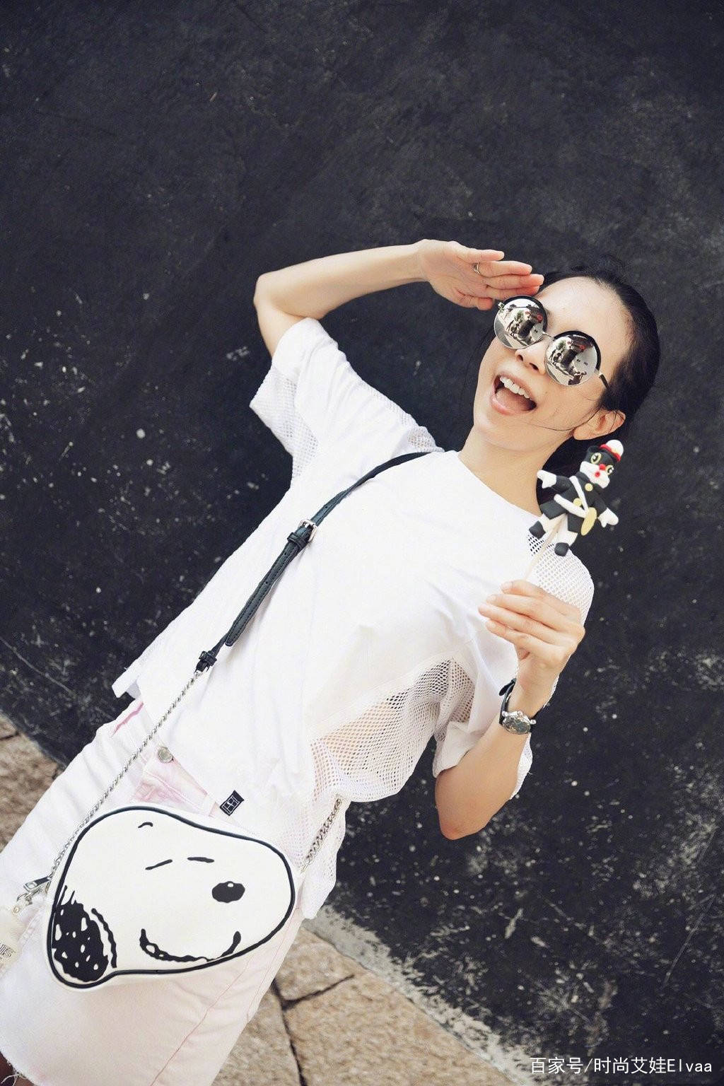 短裙|莫文蔚终于高调，167cm穿短裙足球袜秀美腿，49岁的年龄19岁身材