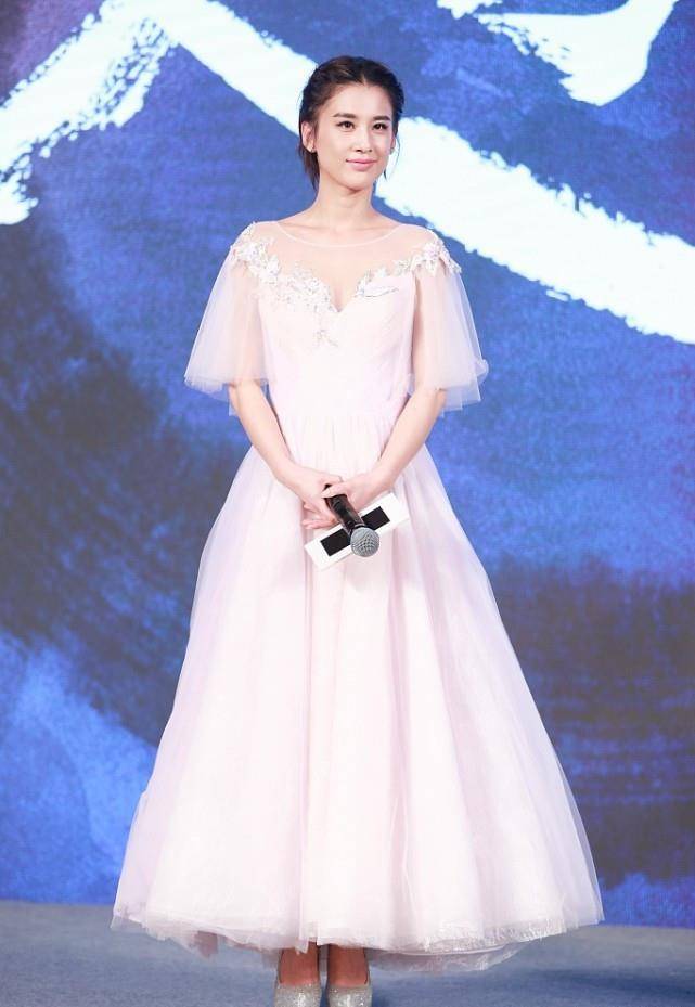 设计|黄圣依年近40岁，还敢穿这么“凉爽”，为了展现女人味也是拼了