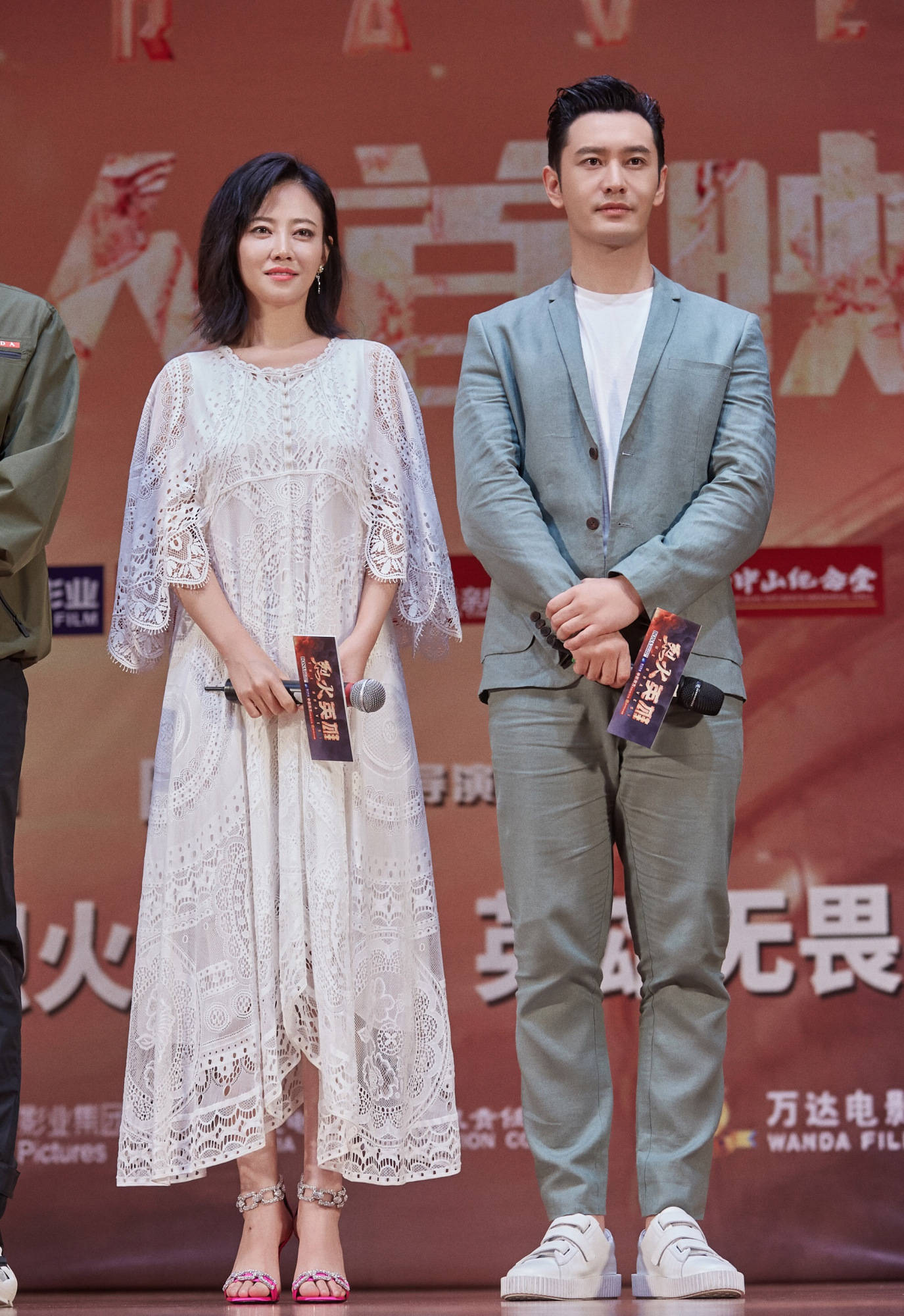 西装|谭卓黄晓明同框拼气场，镂空连衣裙配冷艳高级脸 郎才女貌太般配