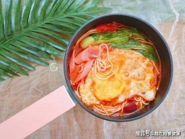 汤汁|早餐超爱吃这碗面，有菜有面有鸡蛋，10分钟搞定，吃完全身暖和