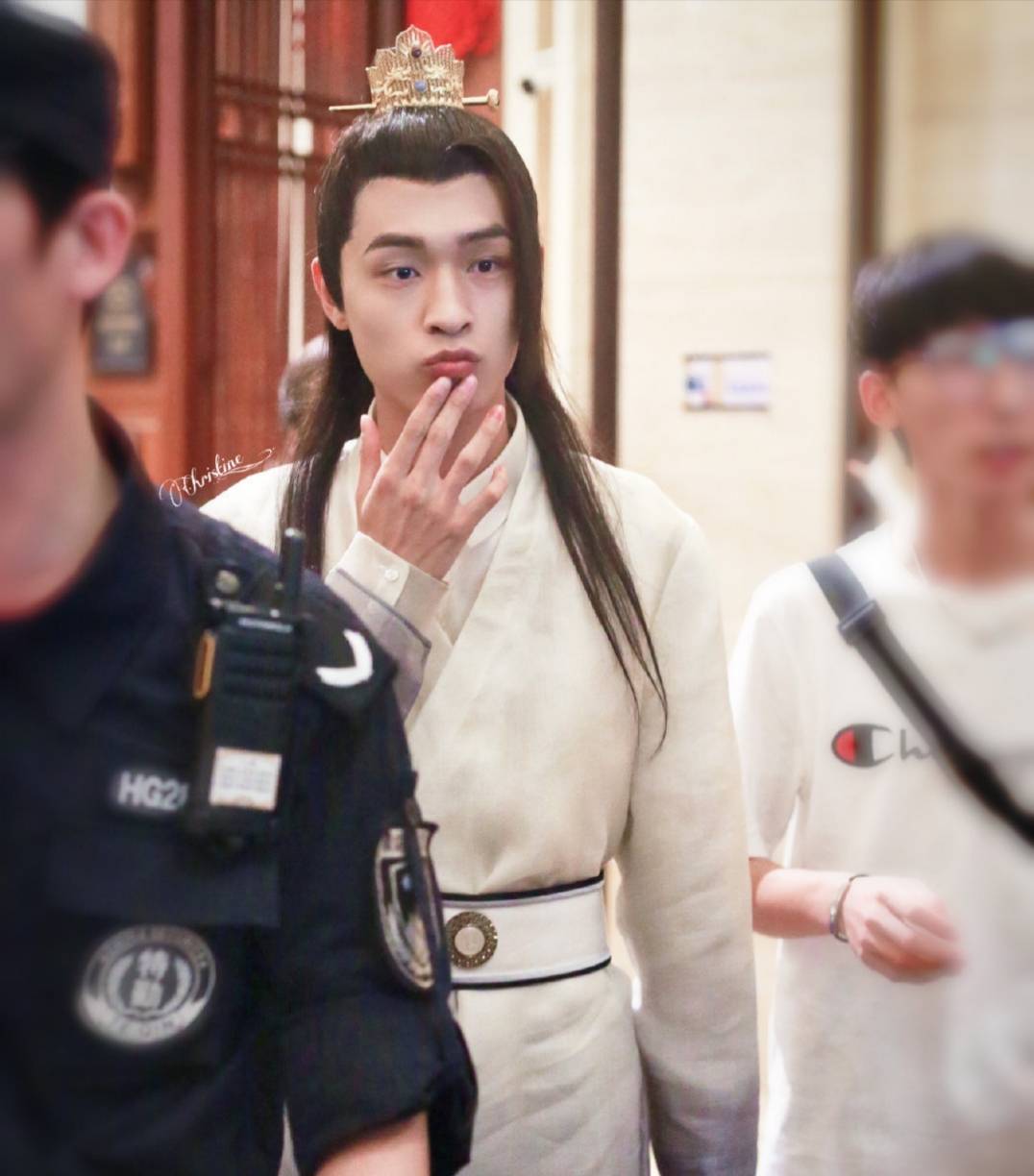 感觉|新老流量古装比拼：李易峰白衣梦回《古剑》，张哲瀚撞衫王一博