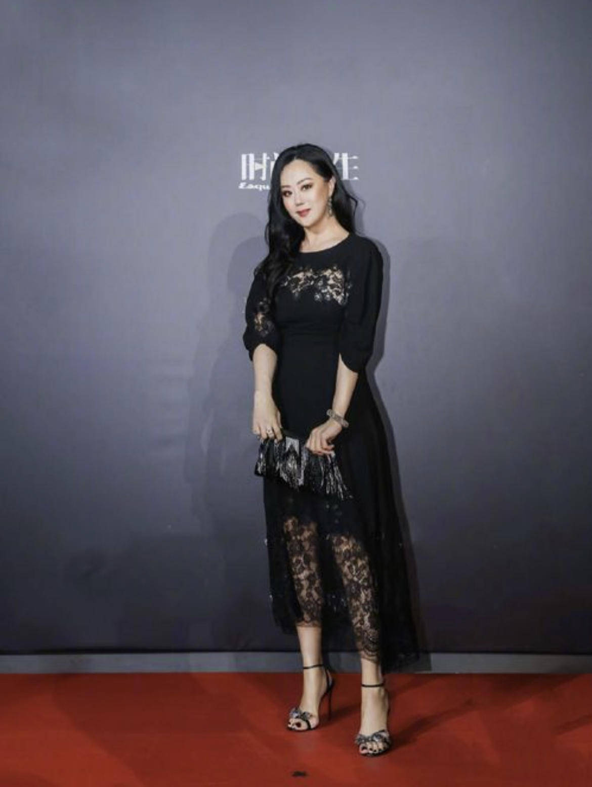 章小蕙|章小蕙气质全开，身穿一袭白色薄纱套装凹凸有致，曲线感满分