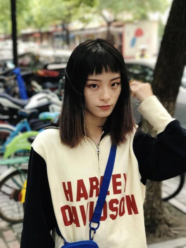 脸部|吴越得罪发型师？“狗狗啃刘海”暴露大饼脸，满屏都是油腻感