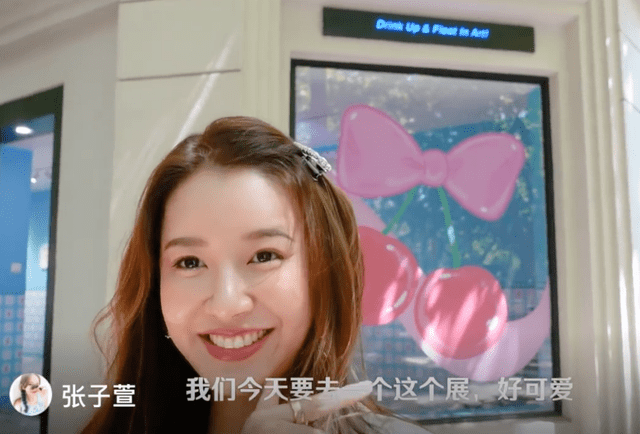 服装|陈赫娇妻张子萱现身上海，稚嫩模样似少女，一家四口互动超温馨
