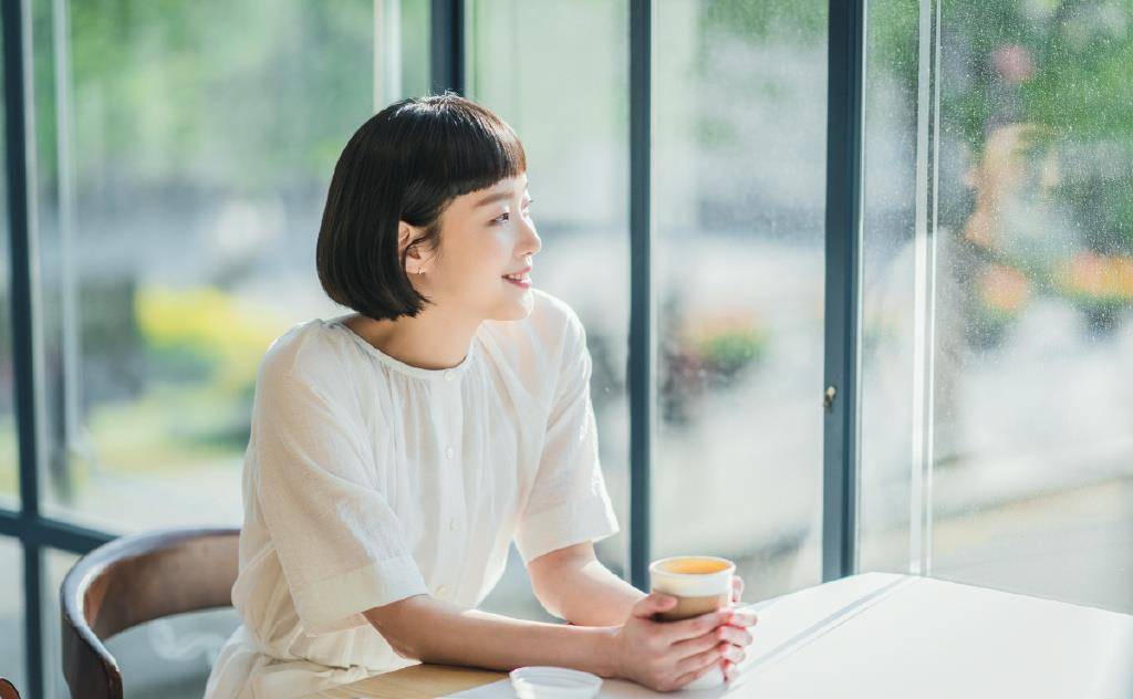 金高|金高银庆30岁生日,穿粉色长裙剪刀切刘海模样高级,露齿笑太治愈