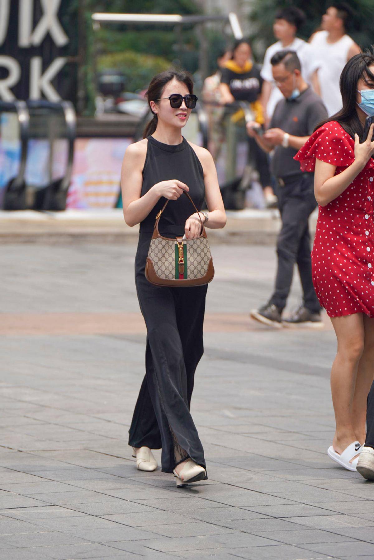 矮个子|简简单单的长裤，穿出高挑的气质，矮个子女孩也可以这样穿。