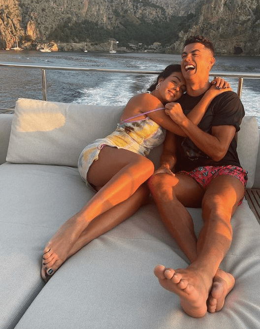 苗条身材|C罗与未婚妻甜蜜Kiss！乔治娜裹吊带裙太火辣，竟比金卡戴珊性感