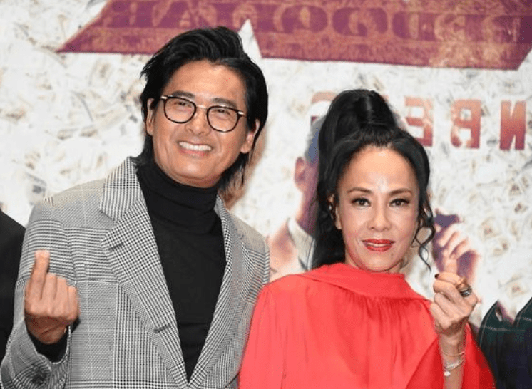 新潮|周润发妻子扮嫩真有一套,高马尾配小红裙,62岁打扮新潮不输00后