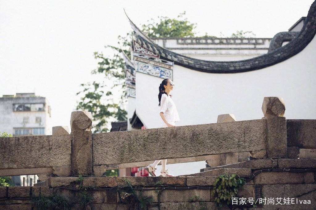 短裙|莫文蔚终于高调,167cm穿短裙足球袜秀美腿,49岁的年龄19岁身材