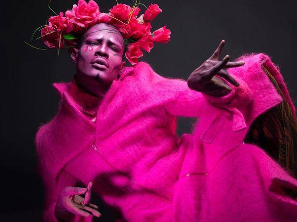 个性|50岁孙红雷爱上粉嫩穿搭，穿淡粉色短袖配短裤，“颜王”真是潮男