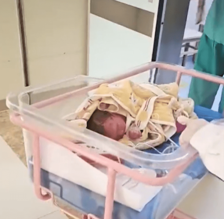 因为|安徽一女婴被推出产房，医生却找不到家属：孩子和产妇让人心疼