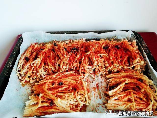 辣椒粉|教你在家做烤金针菇，简单美味，3块钱吃到撑，拿肉都不换！