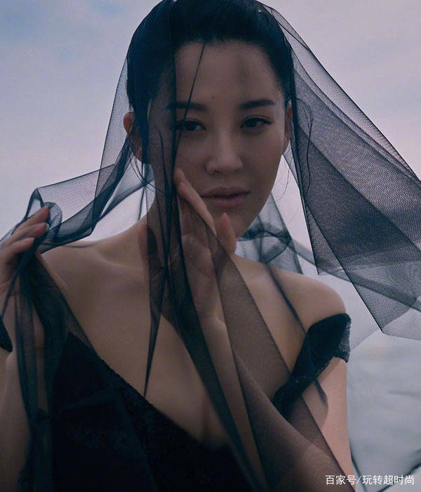 骨子里|许晴穿薄纱黑裙美得太高调,骨子里透出来的少女感,哪像50岁?